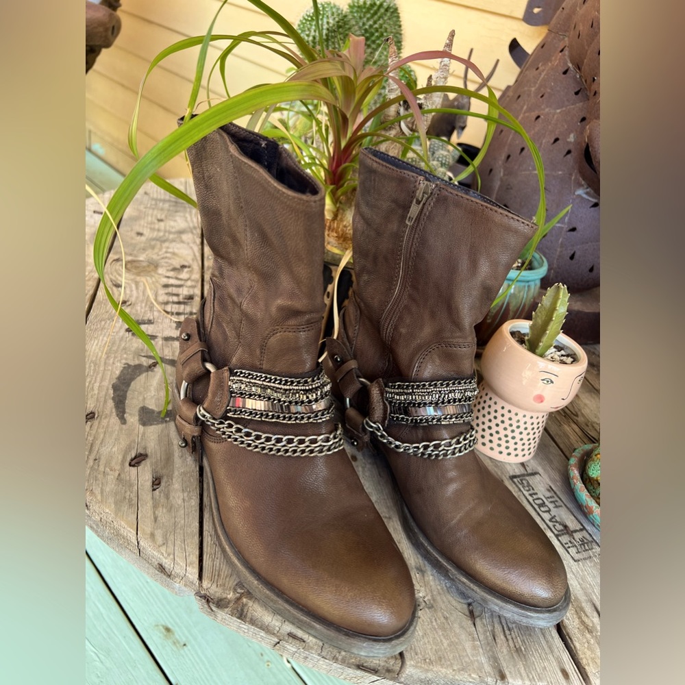 NEW. ———-  Vera Wang Valencia Leather Boots